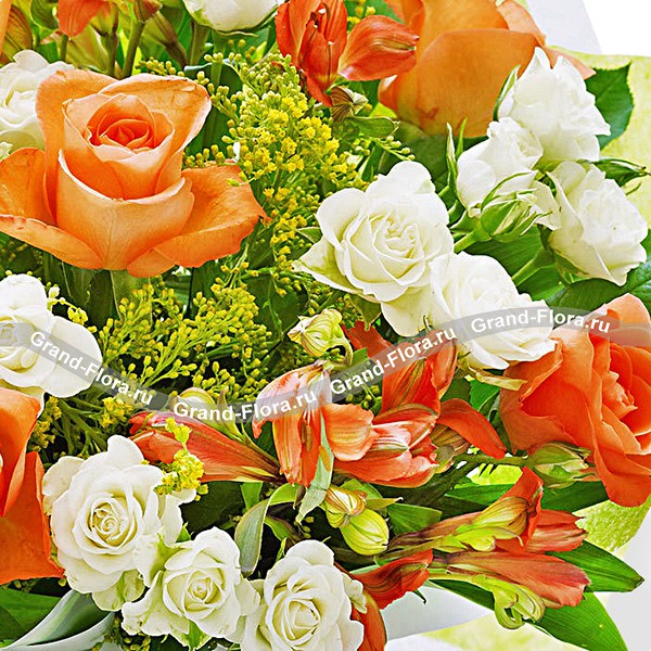 Цветные кружева - букет из оранжевых роз и альстромерий